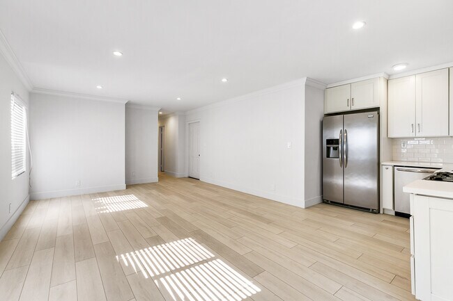 Photo - 341 N Heliotrope Dr Unit 341