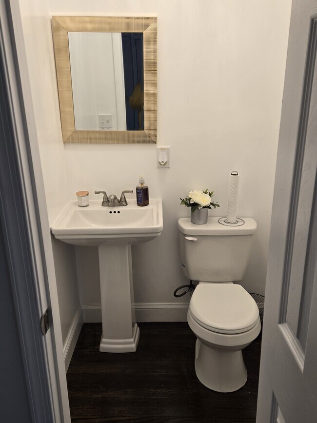 Medio baño en la planta principal - 1511 Woodbourne Ave