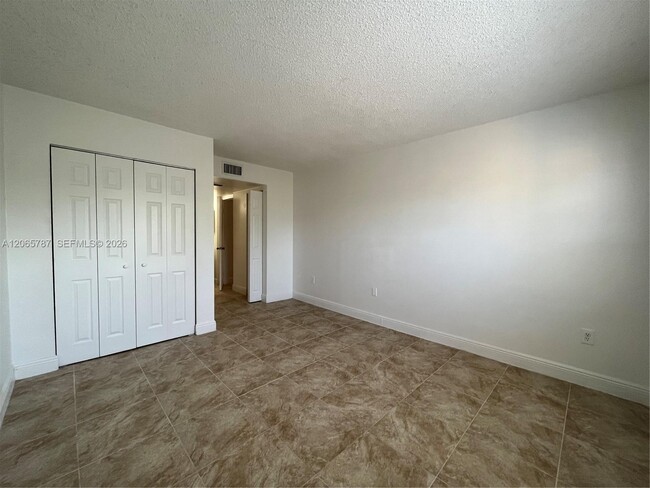 Photo - 4334 NW 9th Ave Unidad .