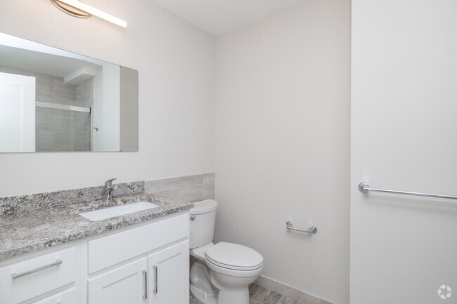 1BR, 1BA - 672SF - Bathroom