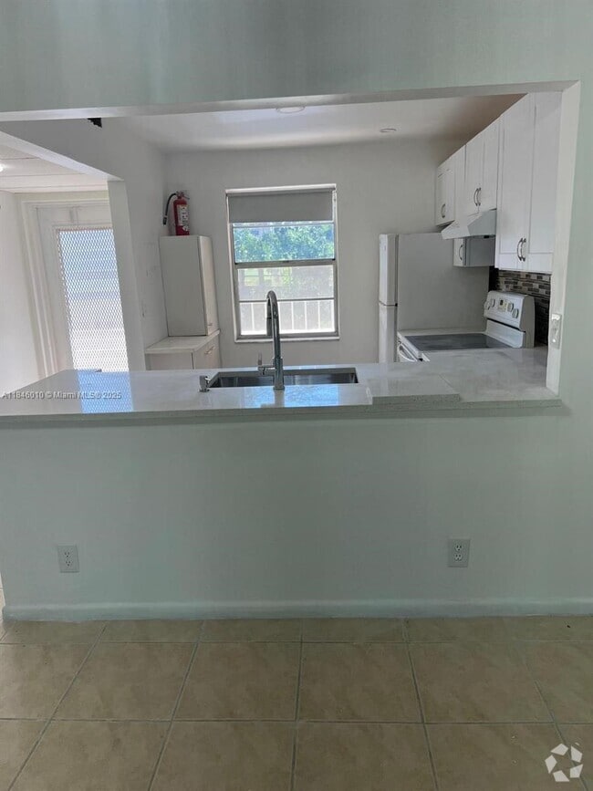 Building Photo - 1015 Country Club Dr Unit 302 Rental