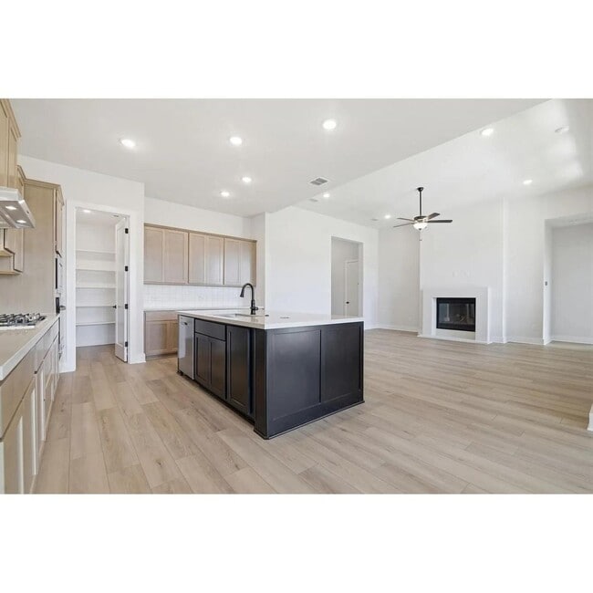 Photo - 327 Grand Legacy