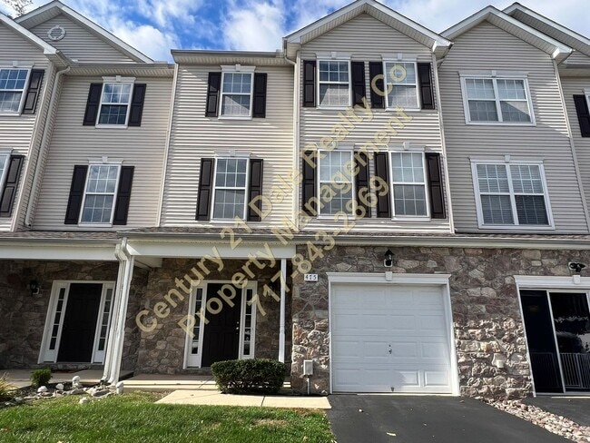 Building Photo - Beautiful 3 BR, 2.5 Bath home in Woodcrest...