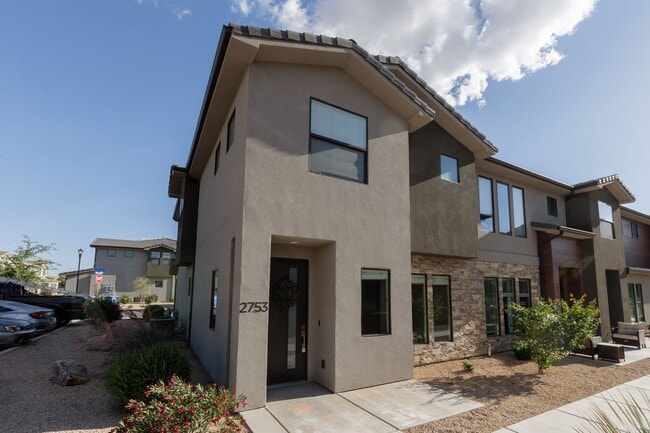 Building Photo - Gorgeous Townhome with Community Pool and Amenities