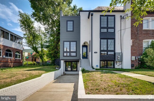 Building Photo - 1323 Shepherd St NE Rental