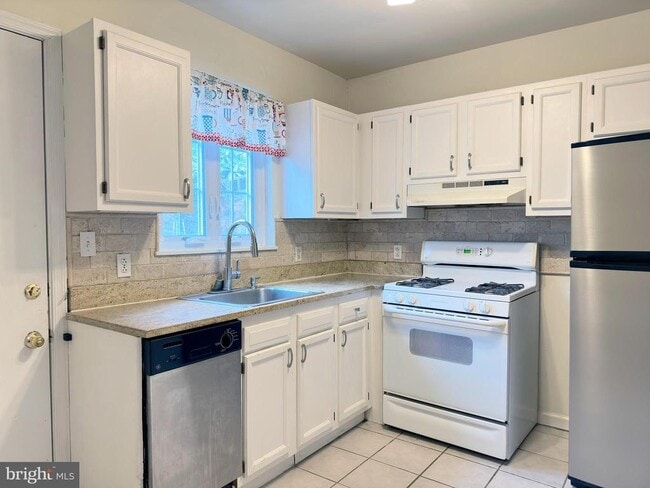 Building Photo - 1525 Montrose St