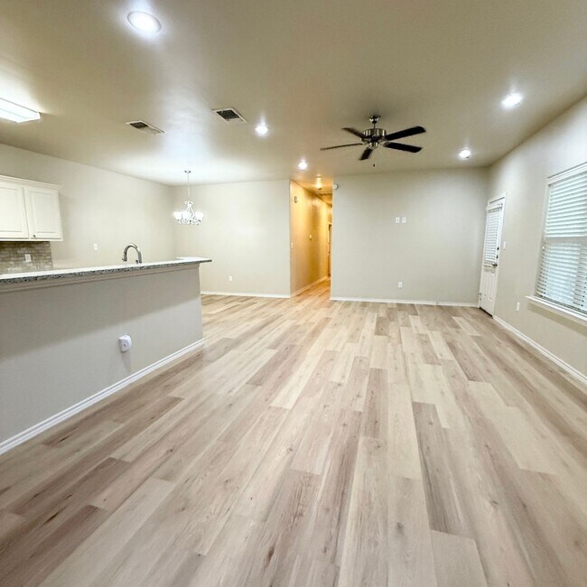 Photo - 1215 Preston Trails Unidad B