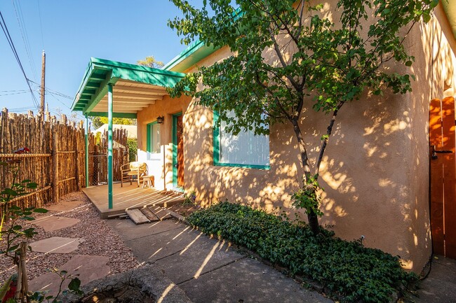 Classic Authentic Santa Fe Home in Downtown! - Classic Authentic Santa Fe Home in Downtown!