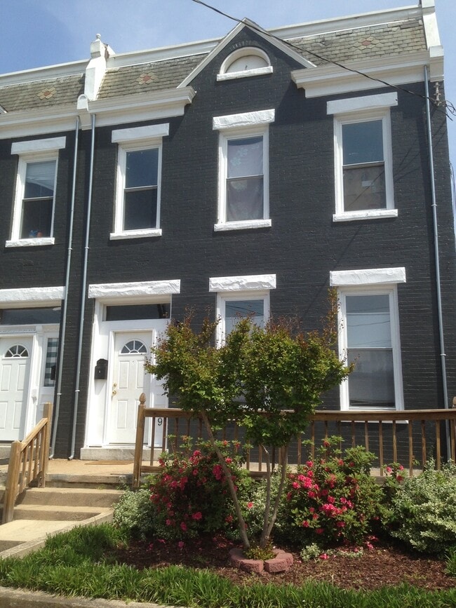 Building Photo - Spacious four bedroom, two full bath Fan/VCU area home. Available in August.