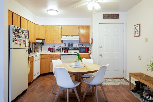 2BR, 1.5BA - 750SF