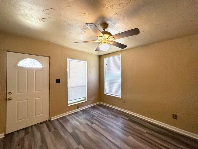 Photo - Beautiful 2 Bedroom, 1 Bathroom House in Fifth Avenue Available Now