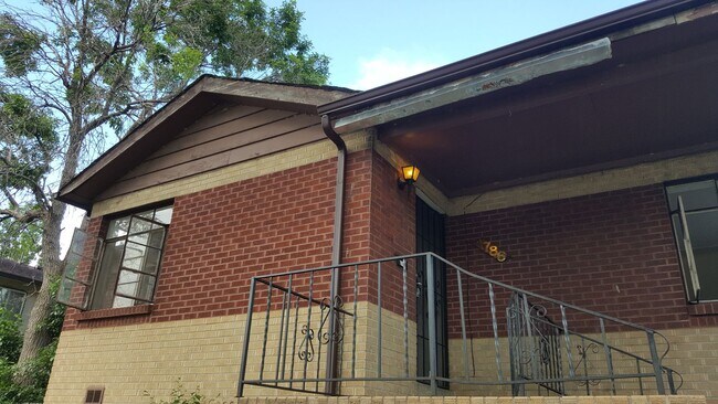 Building Photo - 2 Bedroom 1 Bathroom in East Denver Availa...