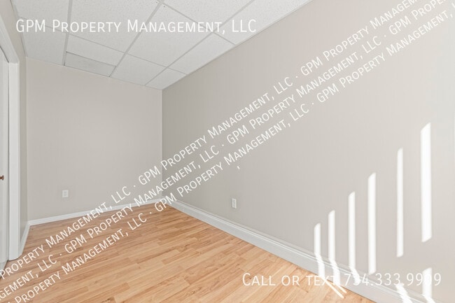 Photo - 412 Grand River Ave