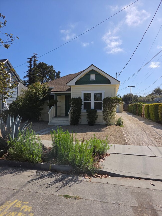Building Photo - Quaint Home in Village of AG