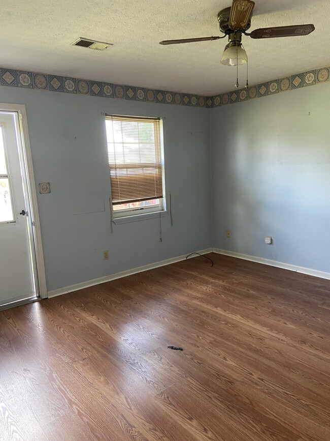 106 Cecil Ct