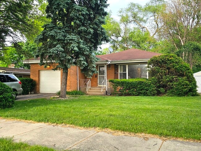 Building Photo - 8823 Mango Ave