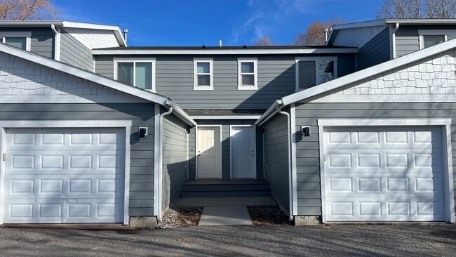 Building Photo - Bright & Convenient Townhouse Living!