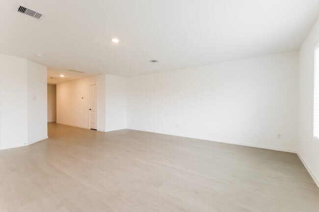 Photo - 303 Bush Mdw Ln