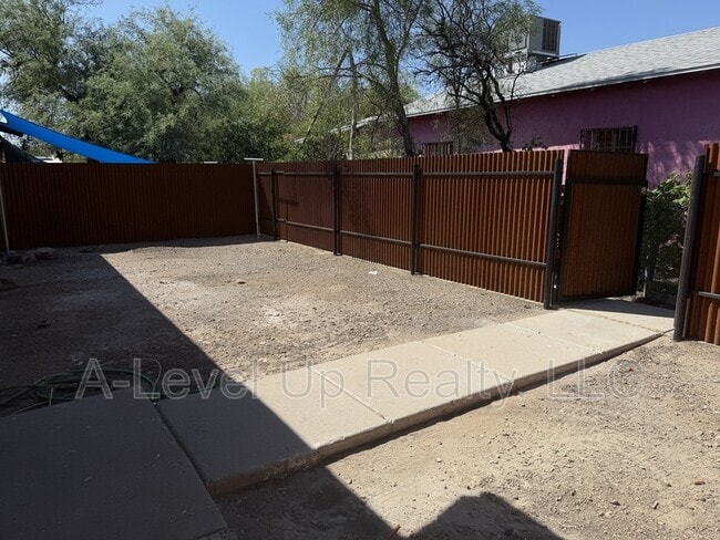 1044 S 4th Ave