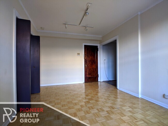 Photo - 739 W Belmont Ave