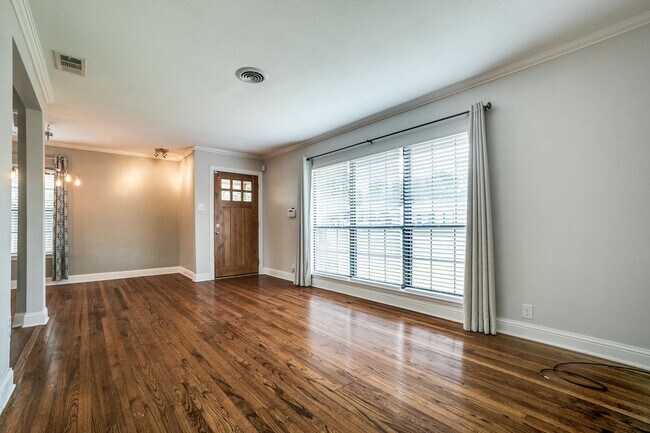 Photo - Airy and Light 3/2 in Established Dallas Neighborhood For Rent!