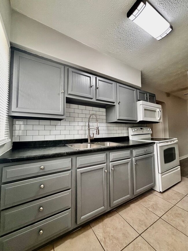 Building Photo - 523 Hadley Ave Unit 3