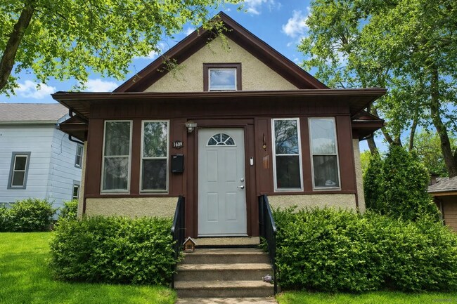 Building Photo - Beautiful single family home with near U of MN - 4 bed 2 bath