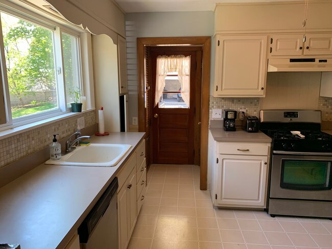 Photo - 1092 Main St