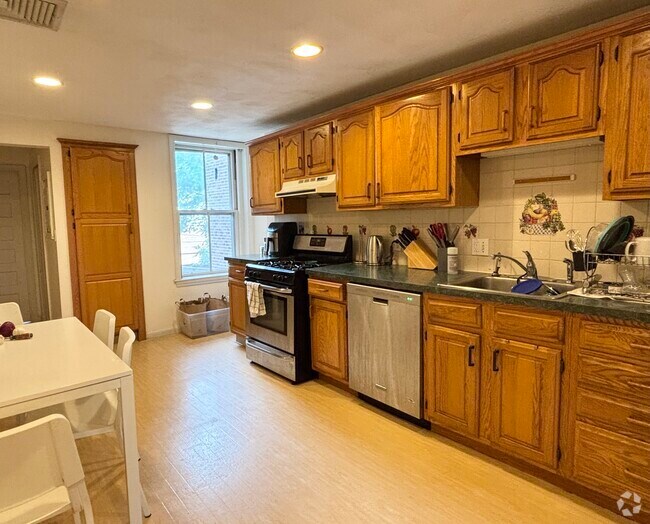 Building Photo - 1901 Beacon St Unit 2 Rental