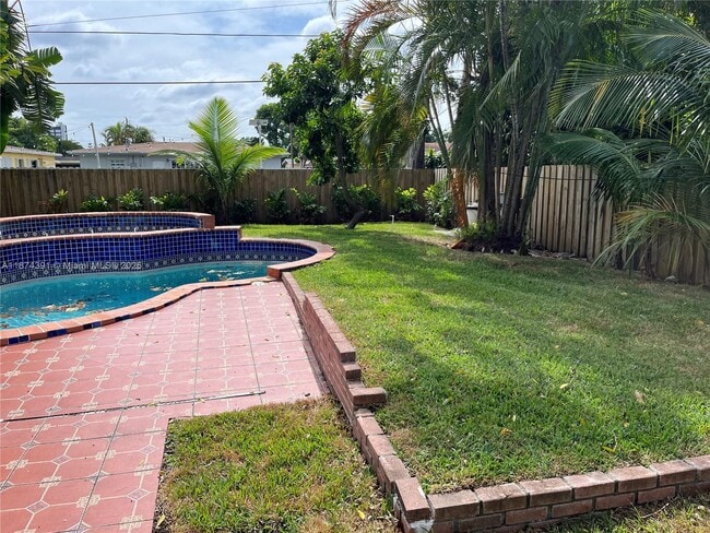 Photo - 550 NE 174th St