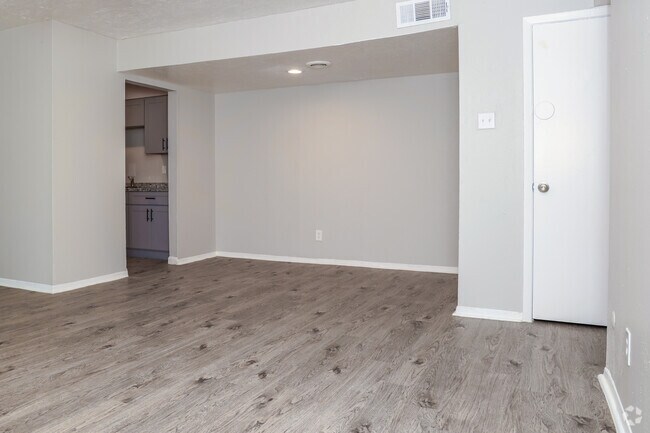 2BR, 1BA - 780SF