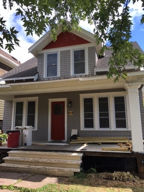 Building Photo - AVAILABLE JUNE 1st - 4 Bed, 1.5 Bath Bungalow