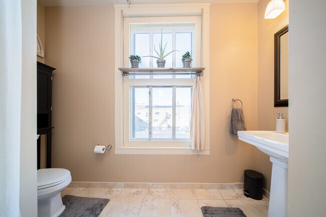1 Bedroom Bathroom