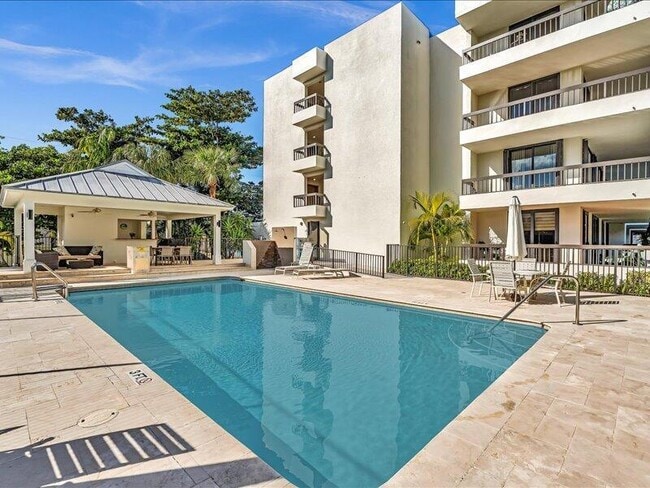 Building Photo - 277 N Ocean Blvd Unit 304