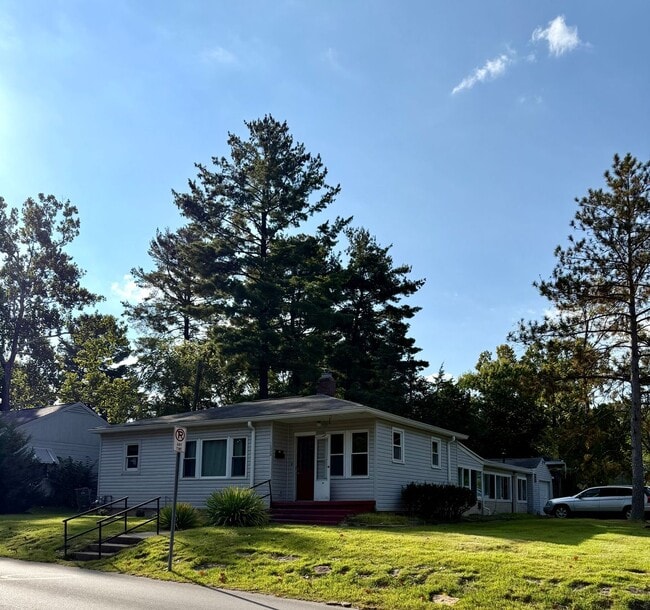 Photo - 3 BEDROOM NEAR CAMPUS AVAIL AUGUST 2026 @ $3,000 Monthly