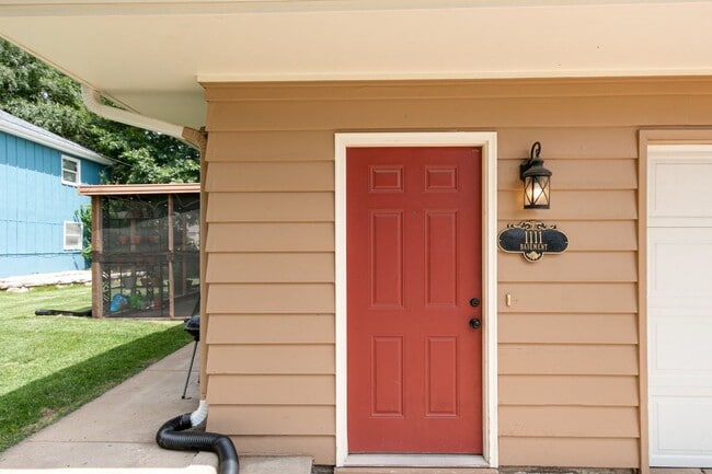 Building Photo - 1111 Wharton Manor Rd Unit #B