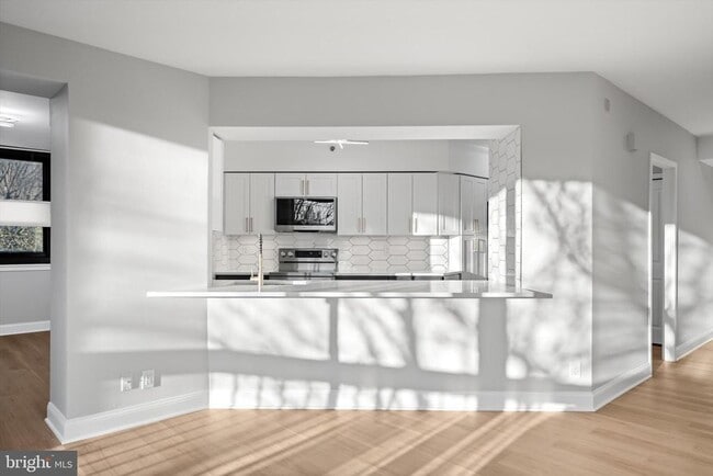 Building Photo - 5505 Seminary Rd Unit 215N