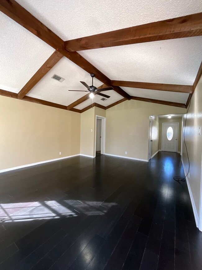Photo - 213 Old Oak Ln