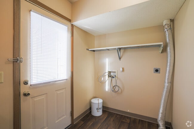 2BR, 2BA - 960SF