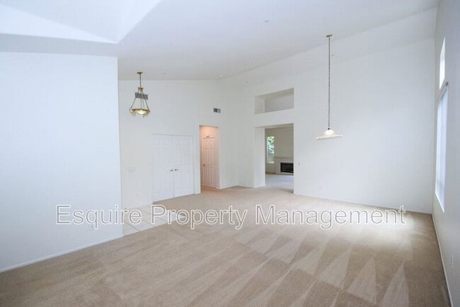 1821 La Quinta Ln