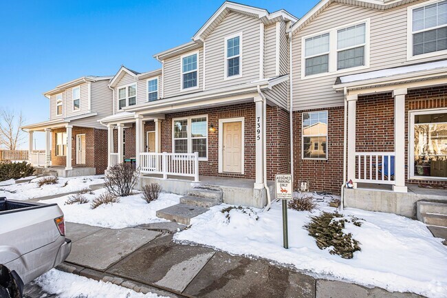 Building Photo - 2 Bedroom Townhome Updated and close to Mi...