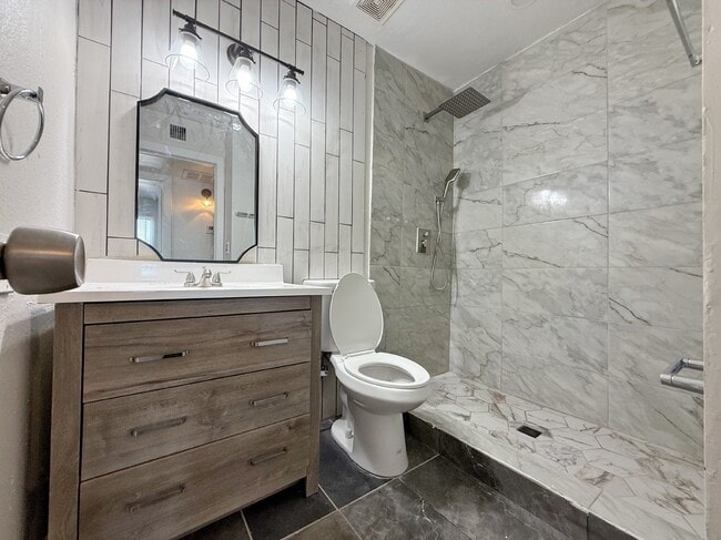 Photo - 5220 W Lynwood St