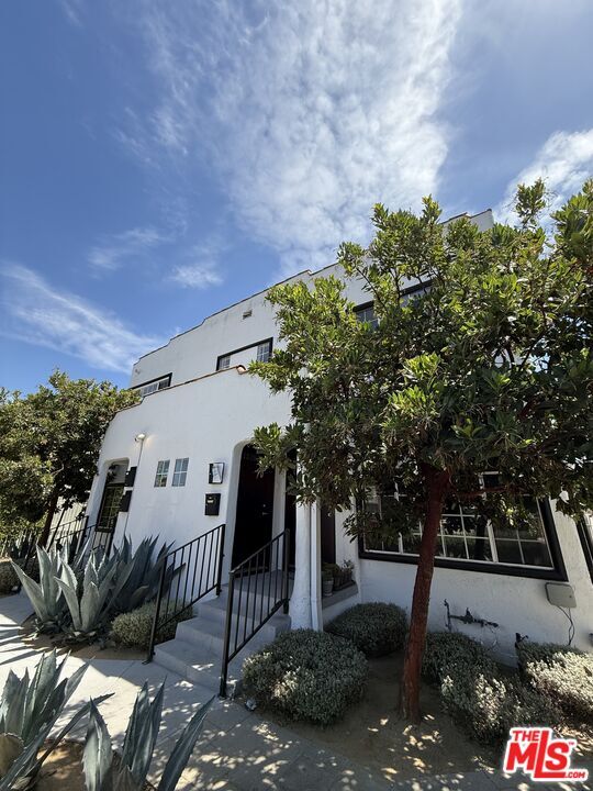 Building Photo - 1326 S Bronson Ave Unit 1328 1/2 Rental