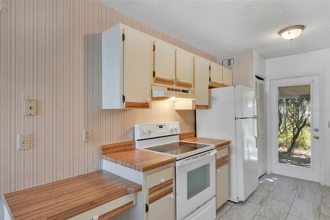 Photo - Comfortable & Spacious 3BR Condo with Built-In Closets and Backyard Patio in Tavares Community