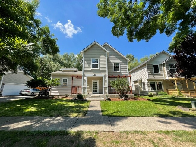 Photo - SE Home 3Bd/2.5Ba Home Close to the Willamette River off McLoughlin Blvd. 2 Car Garage and Washer...