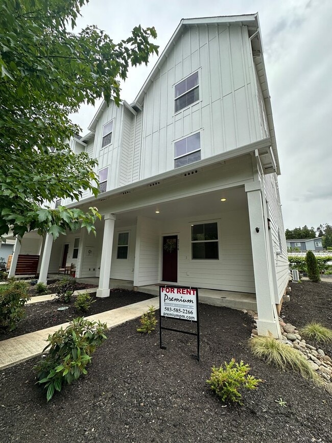 Beautiful Three Bedroom Townhome in Sustai... - Beautiful Three Bedroom Townhome in Sustai...