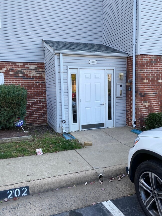 Photo - 300 Grosvenor Ln Unit 201