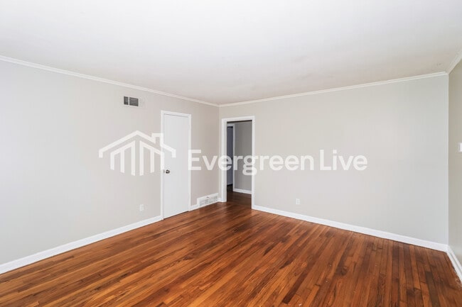 Photo - 5247 Loch Lomond Rd