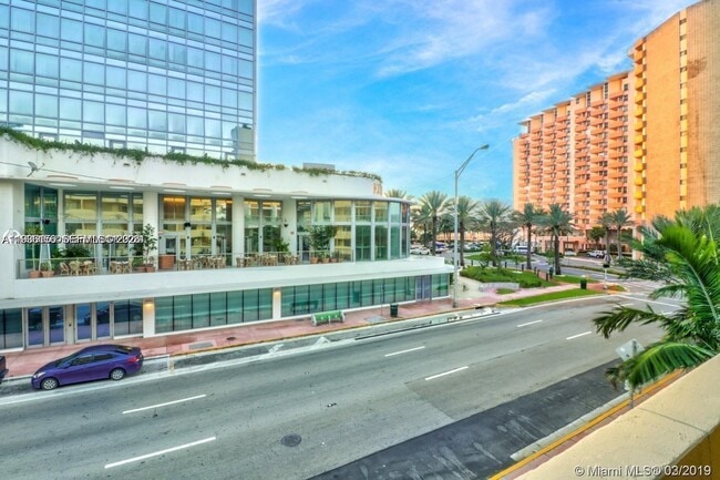 Building Photo - 2924 Collins Ave Unit 201