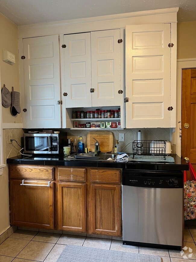 Building Photo - 2683 Hampshire Rd Unit 2 Rental